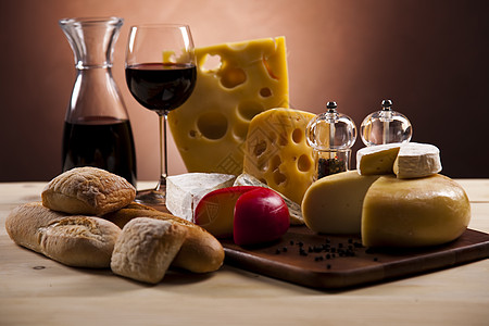 红酒和奶酪 饱和的农村环境主题美食奶制品玻璃羊乳食物自助餐熟食盘子生活木板图片