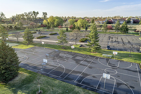 篮球场和公园的空中观察图片