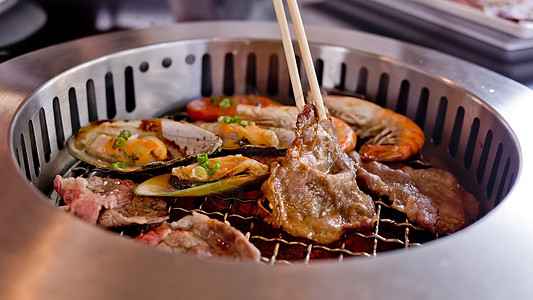 BBQ Grill o上混合烤肉和海食及椰子美食后院网格酒吧腰部肋骨食物火炉铁板胡椒图片