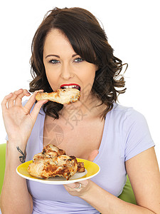 女孩吃冷煮鸡腿摄影控制成人倾斜低脂肪节食冒充食物女士午餐图片