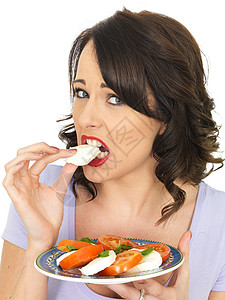 女孩吃莫扎雷拉奶酪和番茄沙拉食物摄影冒充控制成人女士重量午餐盘子小吃图片