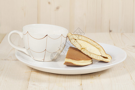 Dorayaki 木桌上的日本甜煎饼甜点木头糕点食物面包饼子水平桌子图片