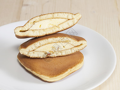 Dorayaki 木桌上的日本甜煎饼桌子木头水平食物饼子面包甜点糕点图片