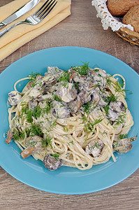 蘑菇意大利面带蘑菇的意大利面条午餐茴香餐具桌子服务肉汁方餐刀具主菜饰物背景