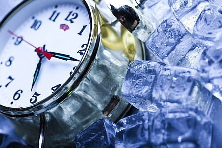 带有冰立方的古典闹钟冰箱滴答柜台计时员小时手表冷冻立方体冰块水晶图片