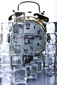 带有冰立方的古典闹钟水晶寒冷柜台计时员冰块蓝色滴答冷冻立方体戒指图片