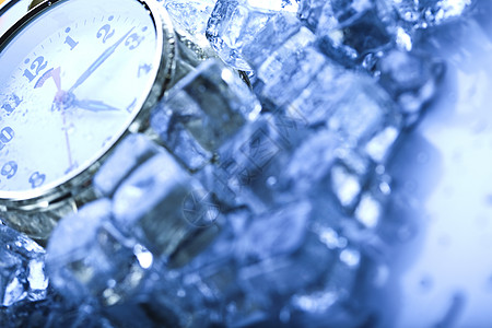 时间 冰和时钟 新鲜潮湿的充满活力的主题寒冷闹钟戒指冰块手表小时冰箱柜台滴答蓝色图片