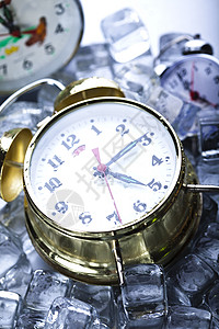 时间 冰和时钟 新鲜潮湿的充满活力的主题蓝色水晶手表寒冷冰箱柜台冰块立方体计时员滴答图片