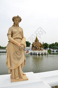 Bang PaIn宫历史性艺术吸引力历史雕塑旅行金子疼痛雕像游客背景图片