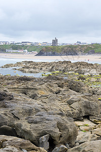 覆盖岩层的岩石风景蓝色支撑天空假期水池旅游废墟波浪悬崖海岸图片