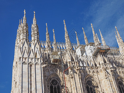 米兰大教堂教会蓝色天空地标建筑学背景图片
