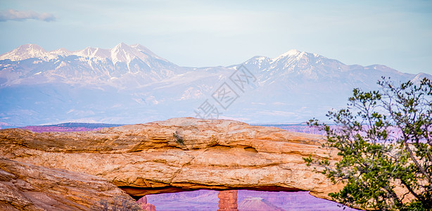 美国犹他州峡谷地国家公园著名的梅萨拱门外观风景自然公园构造地质旅行沙漠土地水库国家图片