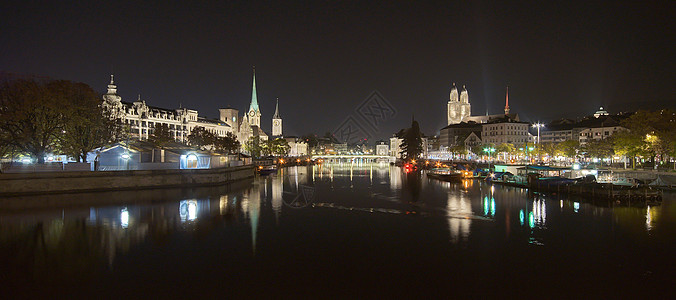 深夜富足历史性中心天际景观反射旅行市中心全景大教堂照明图片
