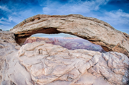 美国犹他州峡谷地国家公园著名的梅萨拱门水库旅行编队构造峡谷沙漠国家砂岩高原自然公园图片