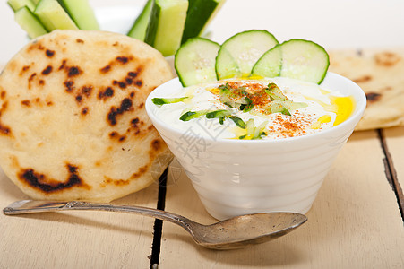 阿拉伯中东部山羊酸奶和黄瓜沙拉食物奶油美食盘子营养蔬菜拉班图片