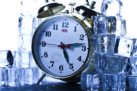 带有冰立方的古典闹钟柜台时间计时员手表立方体小时戒指水晶冷冻冰块图片