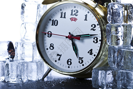 带有冰立方的古典闹钟立方体柜台寒冷冰块冷冻计时员水晶手表蓝色时间图片