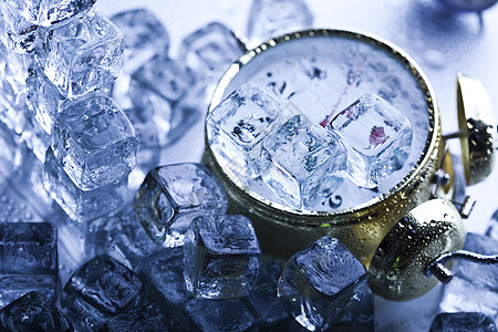 带有冰立方的古典闹钟冰箱寒冷戒指柜台立方体手表小时滴答蓝色时间图片