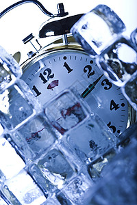带有冰立方的古典闹钟滴答冰箱戒指冷冻冰块柜台小时水晶手表蓝色图片