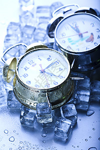 时间 冰和时钟 新鲜潮湿的充满活力的主题滴答蓝色计时员冷冻冰块柜台立方体小时水晶戒指图片