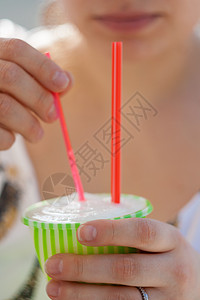带稻草的碎冰食物冰箱绿色水果白色红色柠檬饮料奶昔甜点图片