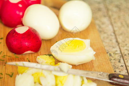 沙拉的成份砧板白色桌子叶子蔬菜鸡蛋红色绿色食物萝卜图片