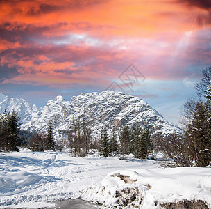 日落的冬天意大利阿尔卑斯山图片