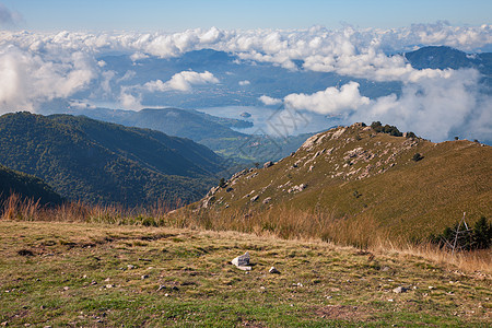 山地全景山峰远景岩石地平线蓝色高山草地冰川天空高度图片