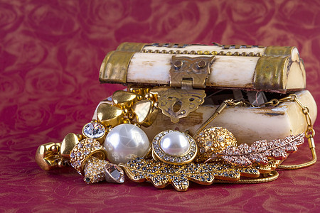 黄金珠宝概念奢华戒指钻石女性项链配饰魅力金属微光石头图片