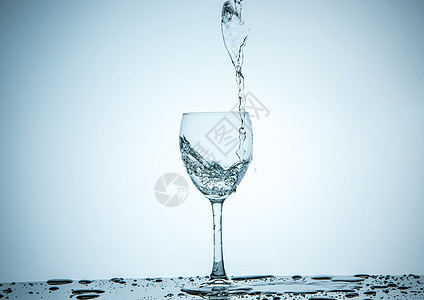 装满水的玻璃杯运动水晶气泡茶点反射飞溅蓝色苏打液体海浪图片