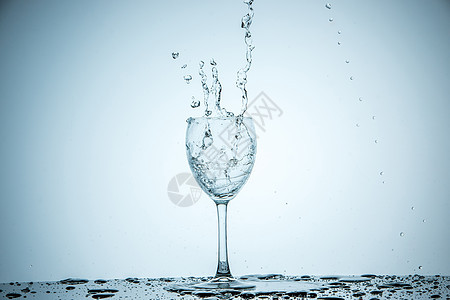 装满水的玻璃杯海浪茶点水晶液体蓝色运动饮料反射飞溅苏打图片
