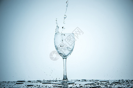 装满水的玻璃杯酒精饮料行动气泡飞溅液体茶点水晶运动反射图片