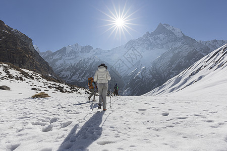 尼泊尔西部的远足旅行者旅行冒险环境爬坡登山首脑日落旅游图片