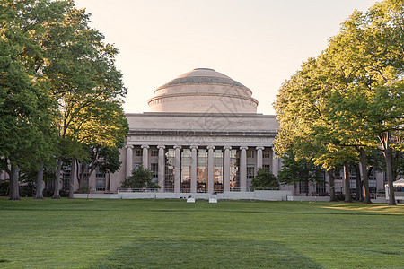 美国剑桥州CAMBRIDGE—大概29岁左右 著名的麻省理工学院技术中心的主要建筑MA 2008年5月29日展示了它的新古典结构图片
