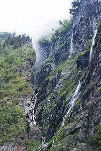 旅游度假和旅行 山脉和峡湾 Nryfjord 在 Gudvangen 挪威 斯堪的纳维亚半岛风景岩石悬崖火焰绿色图片