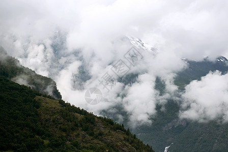 旅游度假和旅行 山脉和峡湾 Nryfjord 在 Gudvangen 挪威 斯堪的纳维亚半岛绿色火焰岩石悬崖风景图片