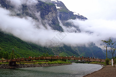 旅游度假和旅行 山脉和峡湾 Nryfjord 在 Gudvangen 挪威 斯堪的纳维亚半岛岩石绿色悬崖火焰风景图片
