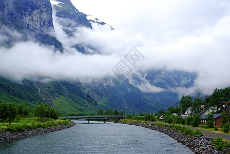 旅游度假和旅行 山脉和峡湾 Nryfjord 在 Gudvangen 挪威 斯堪的纳维亚半岛火焰风景岩石绿色悬崖图片