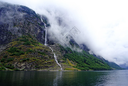 旅游度假和旅行 山脉和峡湾 Nryfjord 在 Gudvangen 挪威 斯堪的纳维亚半岛岩石风景绿色火焰悬崖图片