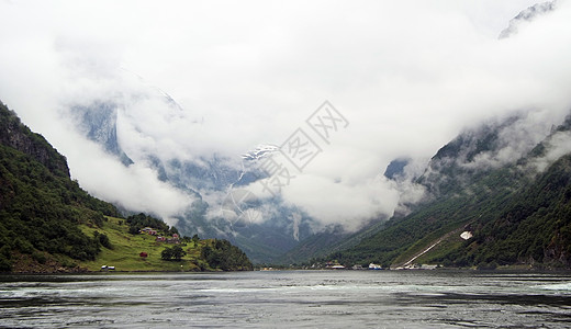 旅游度假和旅行 山脉和峡湾 Nryfjord 在 Gudvangen 挪威 斯堪的纳维亚半岛风景岩石悬崖火焰绿色图片