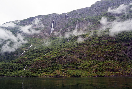 旅游度假和旅行 山脉和峡湾 Nryfjord 在 Gudvangen 挪威 斯堪的纳维亚半岛风景岩石悬崖火焰绿色图片