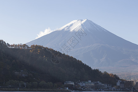 日本秋天福吉山农场红叶反射公吨隧道斋子树叶旅行商事宝塔图片