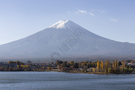 日本秋天福吉山游客树叶日落吸引力天空宝塔公吨红叶隧道反射图片