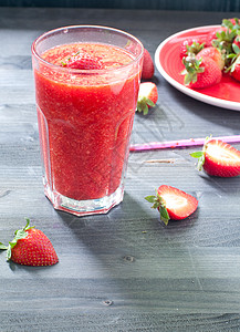 草莓平滑剂吃饭玻璃影棚摄影早餐健康饮食饮料雪果汁水果铸币图片