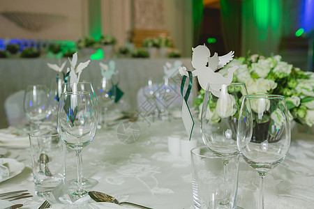 婚礼宴席的优美餐桌婚姻风格派对银器餐巾奢华餐厅桌子盘子食物图片