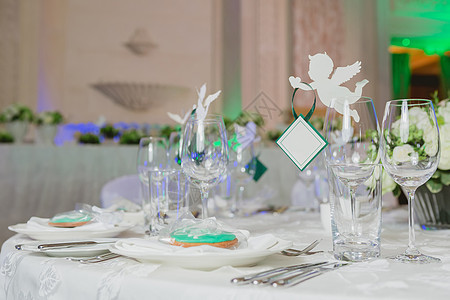 婚礼宴席的优美餐桌餐饮婚姻仪式风格玻璃用餐餐厅刀具桌布餐巾图片