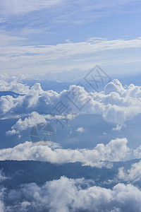 蓝色的天空和山岳白色图片