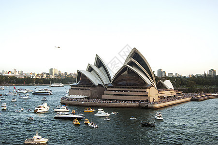 2007年2月19日 在伊丽莎白女王两次游轮考察期间 悉尼港与歌剧院Opera House搭乘了全景天空游艇巡航摩天大楼帆船赛渡图片