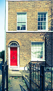 伦敦东边露天有红色门的老旧效果高清图片