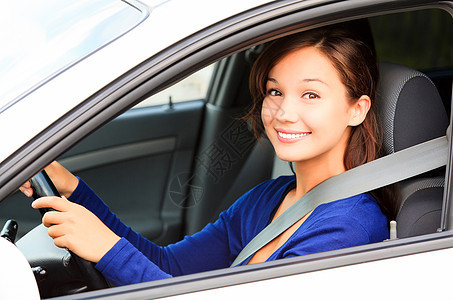 快乐的女性司机运输成人微笑驾驶车辆保险销售旅行白色车轮图片